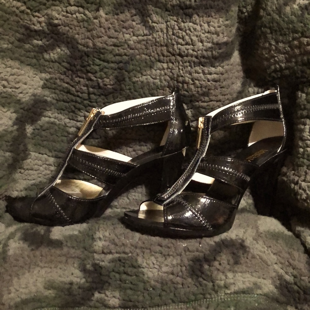 Hi heel shoes